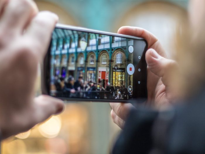 高齢者やハイテクおんちにとって、スマホのハードルは高いのか