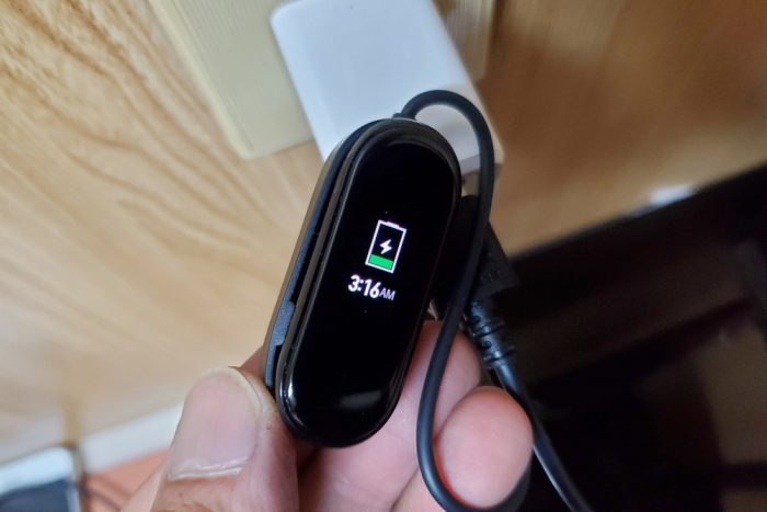 Xiaomi Mi band 4 充電中
