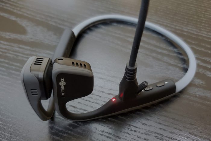 AfterShokz TITANIUM 充電中
