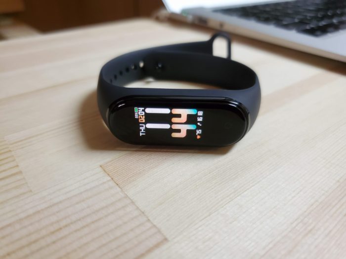 remove.bgにアップする写真 Xiaomi mi Band4